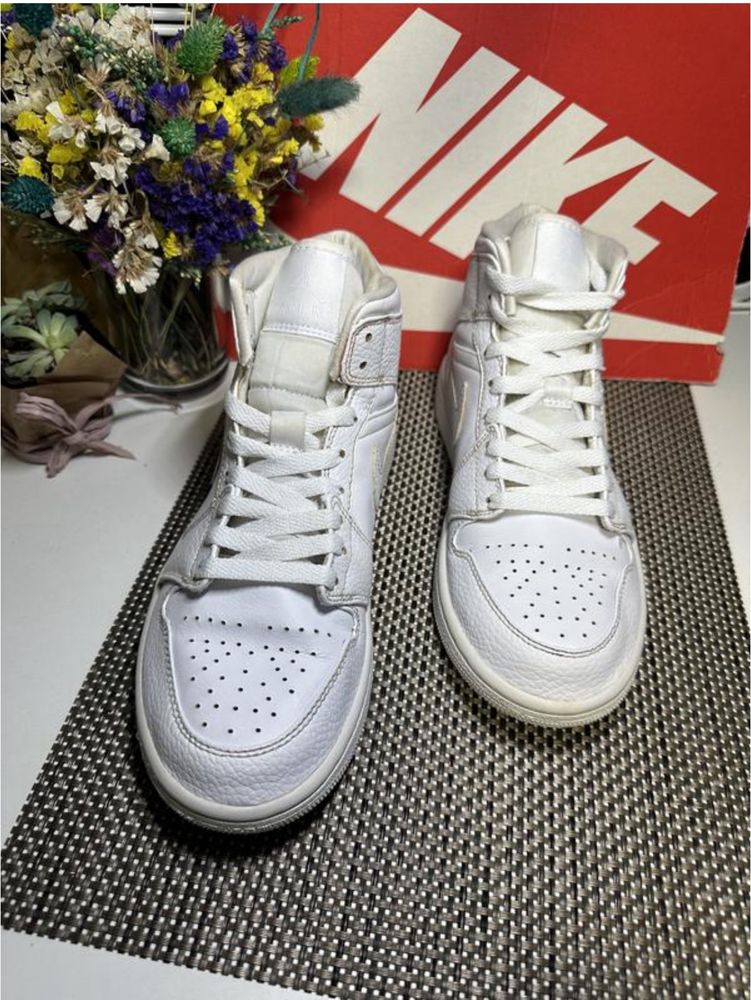 Оригінальні кросівки jordan 1 mid white (554724-130)