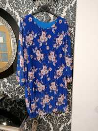 Niebieska sukienka w kwiaty plisowanka