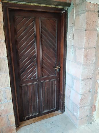 Drzwi wejściowe drewniane z futryną