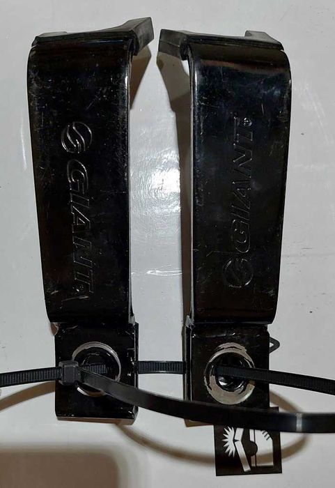 Solidne uchwyty do bocznych kółeczek firmy Giant