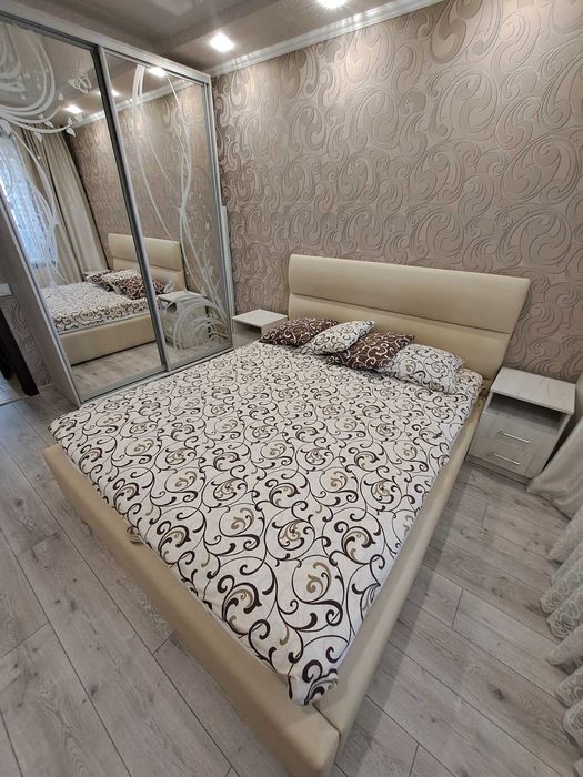 Кровать с матрасом, 2 тумбы, пуфик