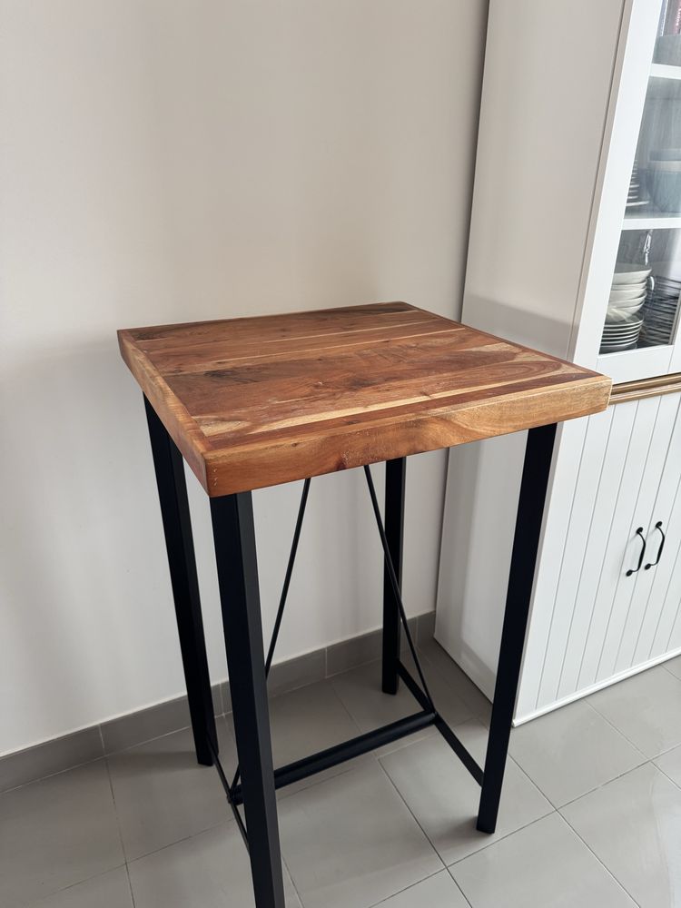Mesa alta de madeira
