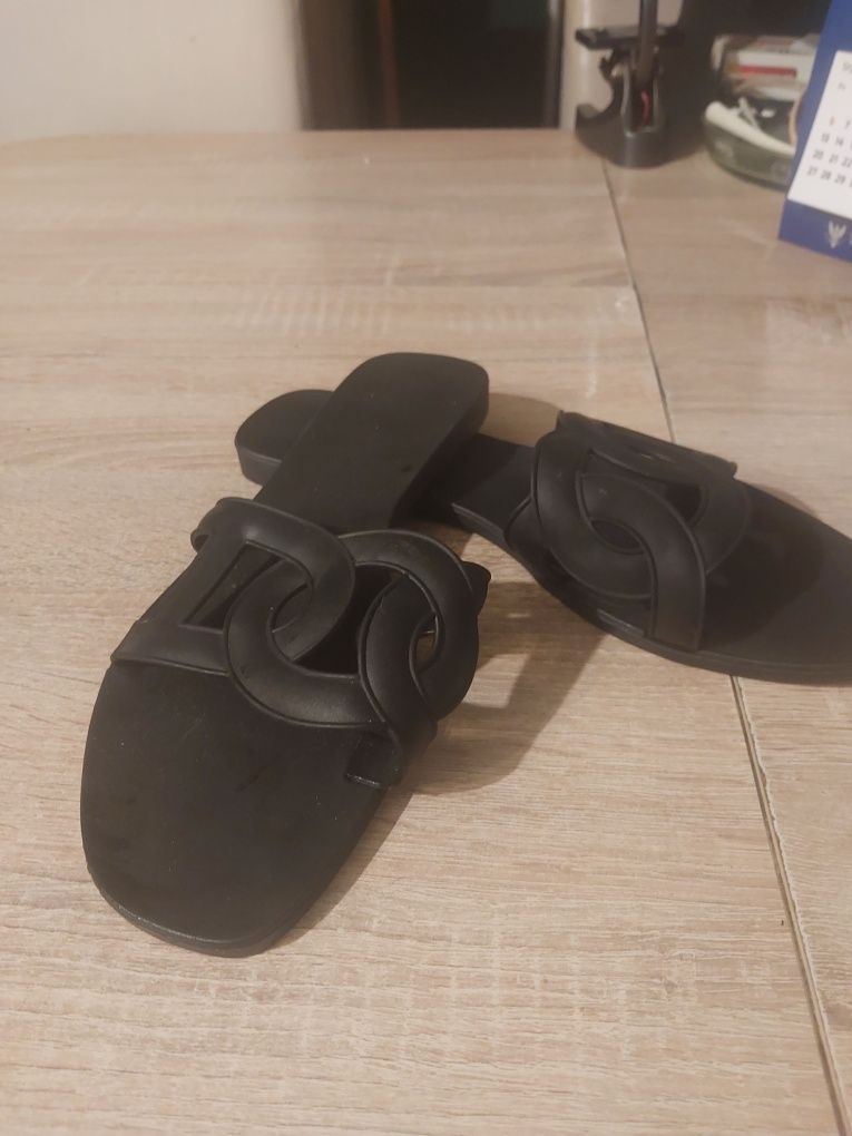 Czarne klapki- nowe bez metki