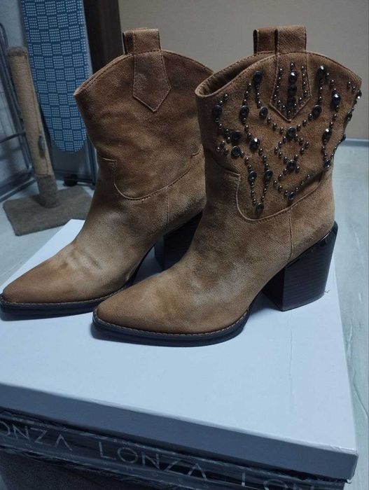 Продам чоботи "Козаки". Натуральна замша, колір пісочний