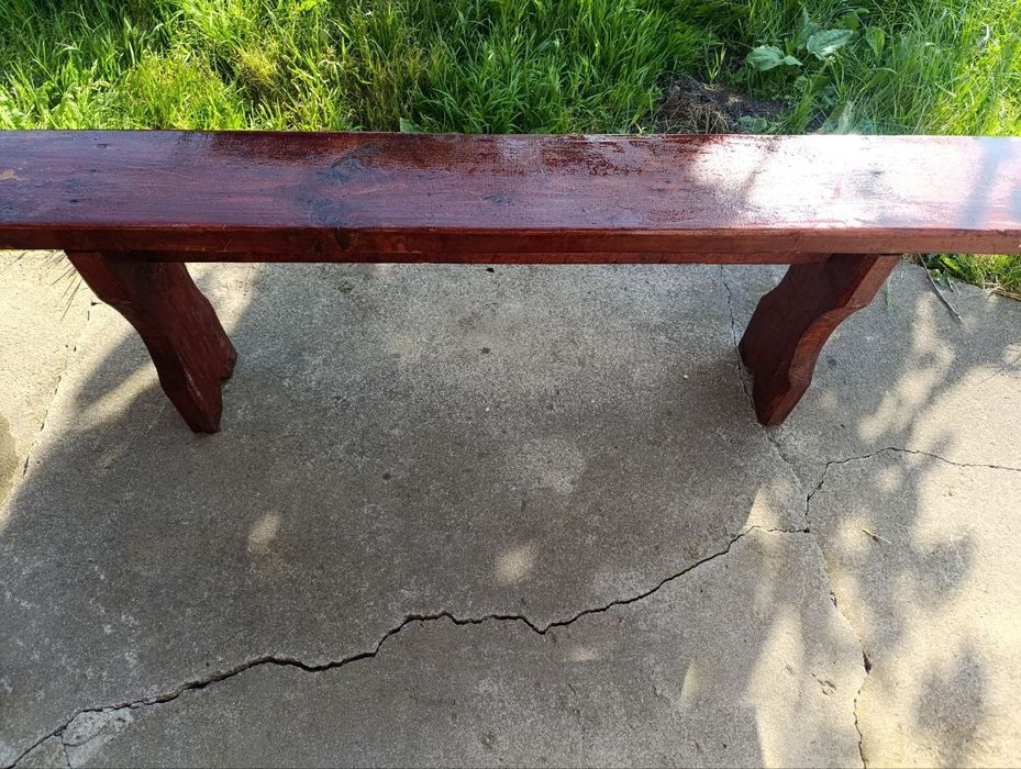 дерев'яна лавка.