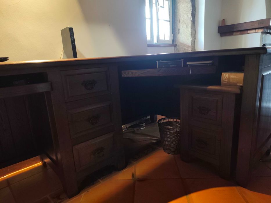 Secretária em madeira maciça