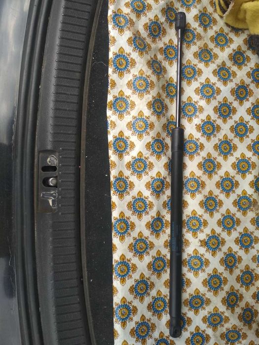 амортизатор задней двери фольксваген Туран