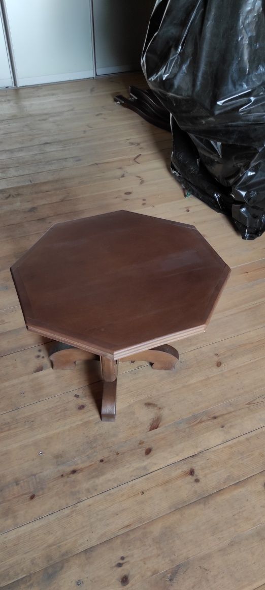 Продам  ручной работы,деревянный столик