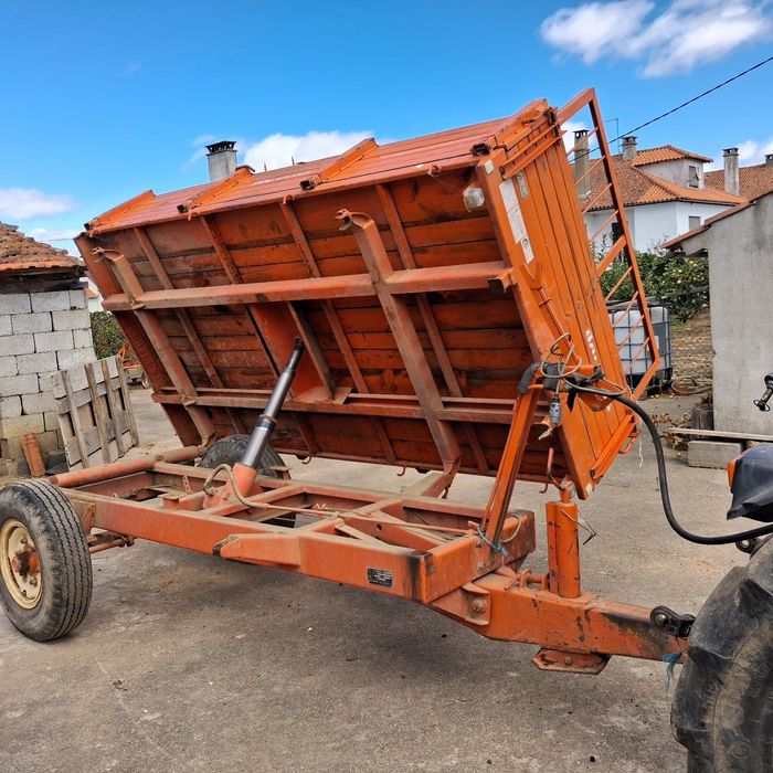 Reboque  tribascula para trator agrícola