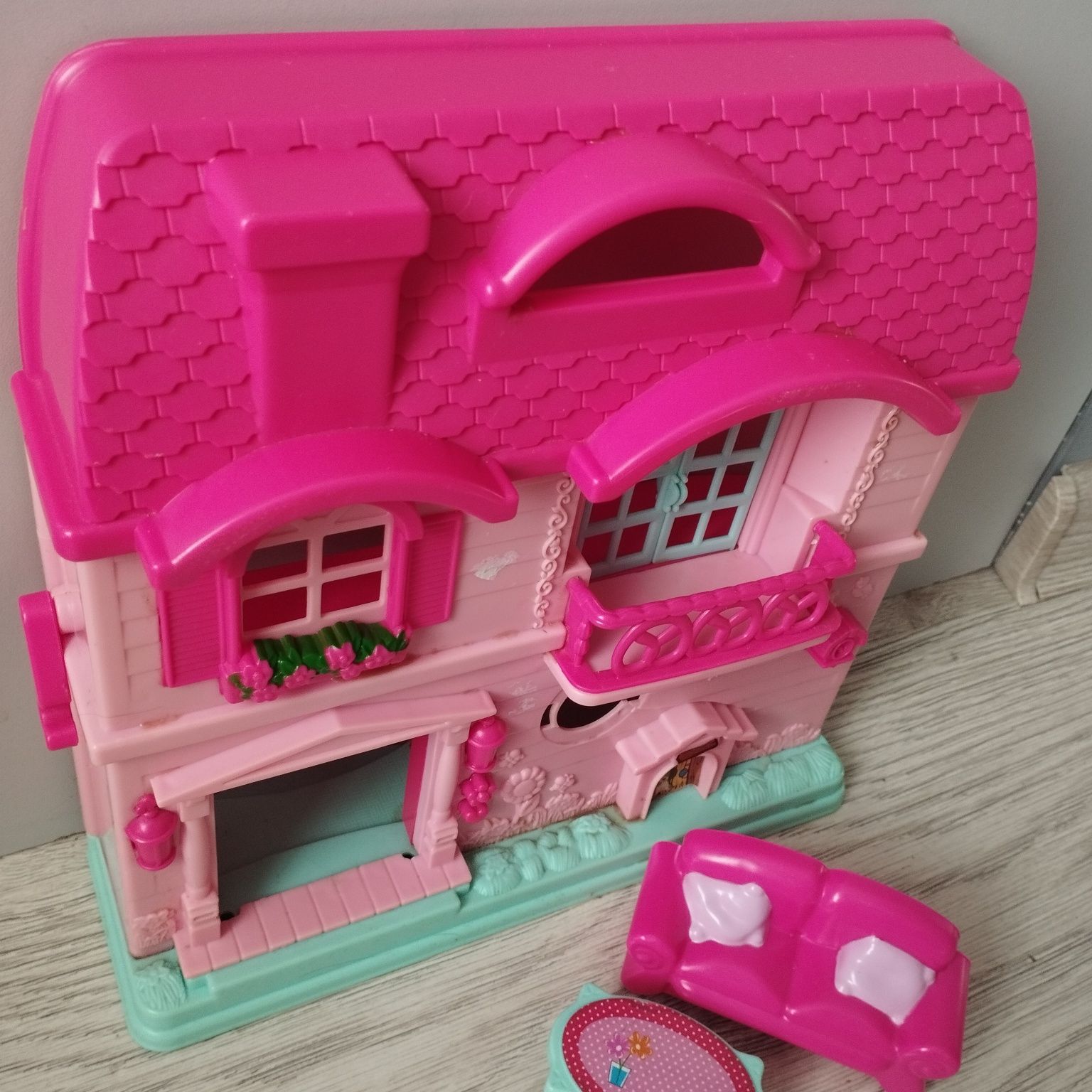 Domek dla lalek z akcesoriami – stolik i sofa