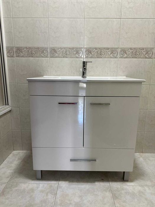 Móvel de casa de banho branco com lavatório – 80 cm – excelente estado