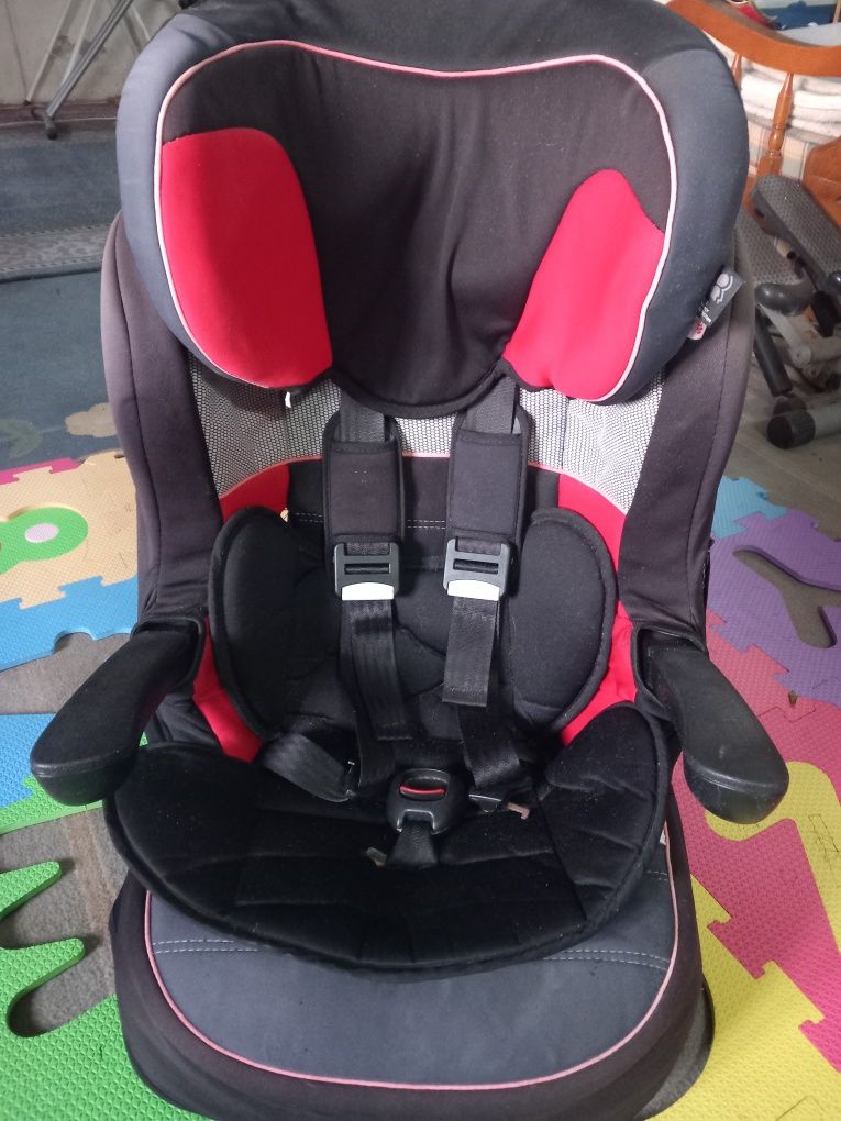 Vendo cadeira  de criança  Universal ECE R44/04. 
Type L11 dos 9-18 Kg