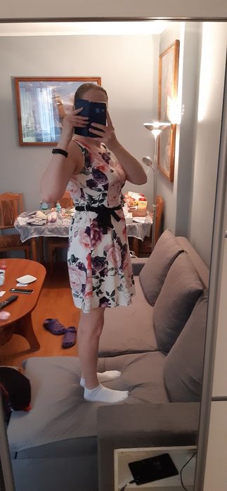 Sukienka biała w duże kwiaty