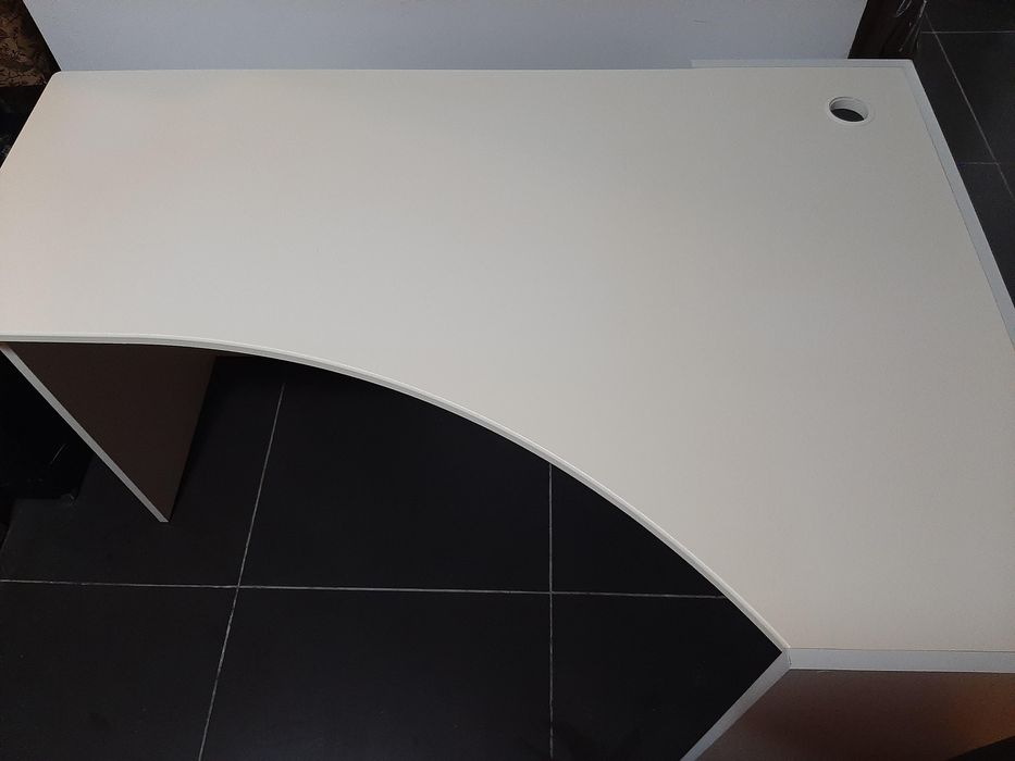 Nowoczesne biurko narożne Meblik z prawdziwego drewna