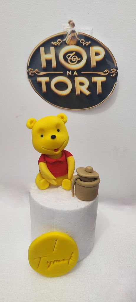 Kubuś Puchatek na tort dekoracja z masy cukrowej