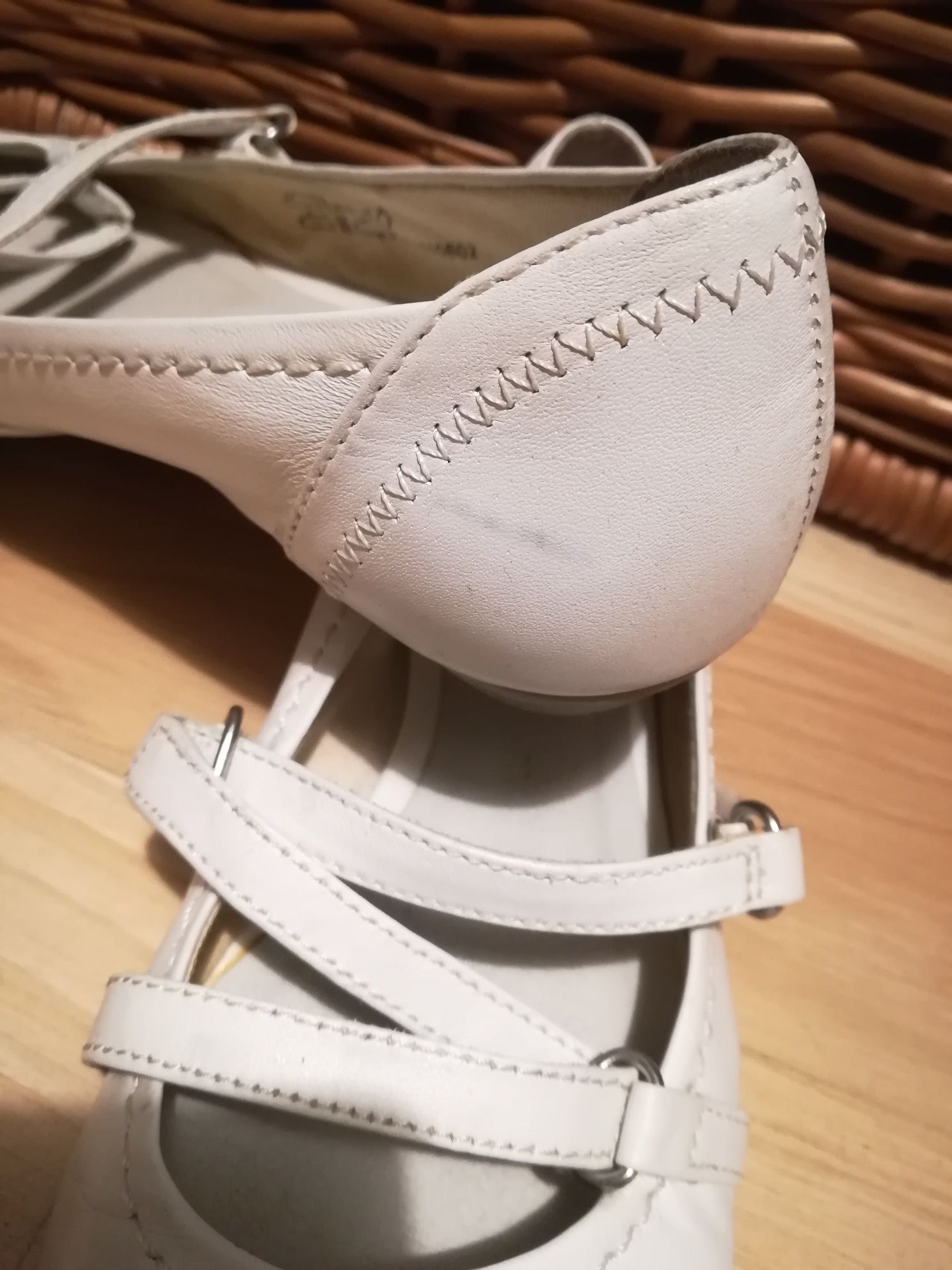 Białe buty, baleriny na rzepy, skóra naturalna r. 36