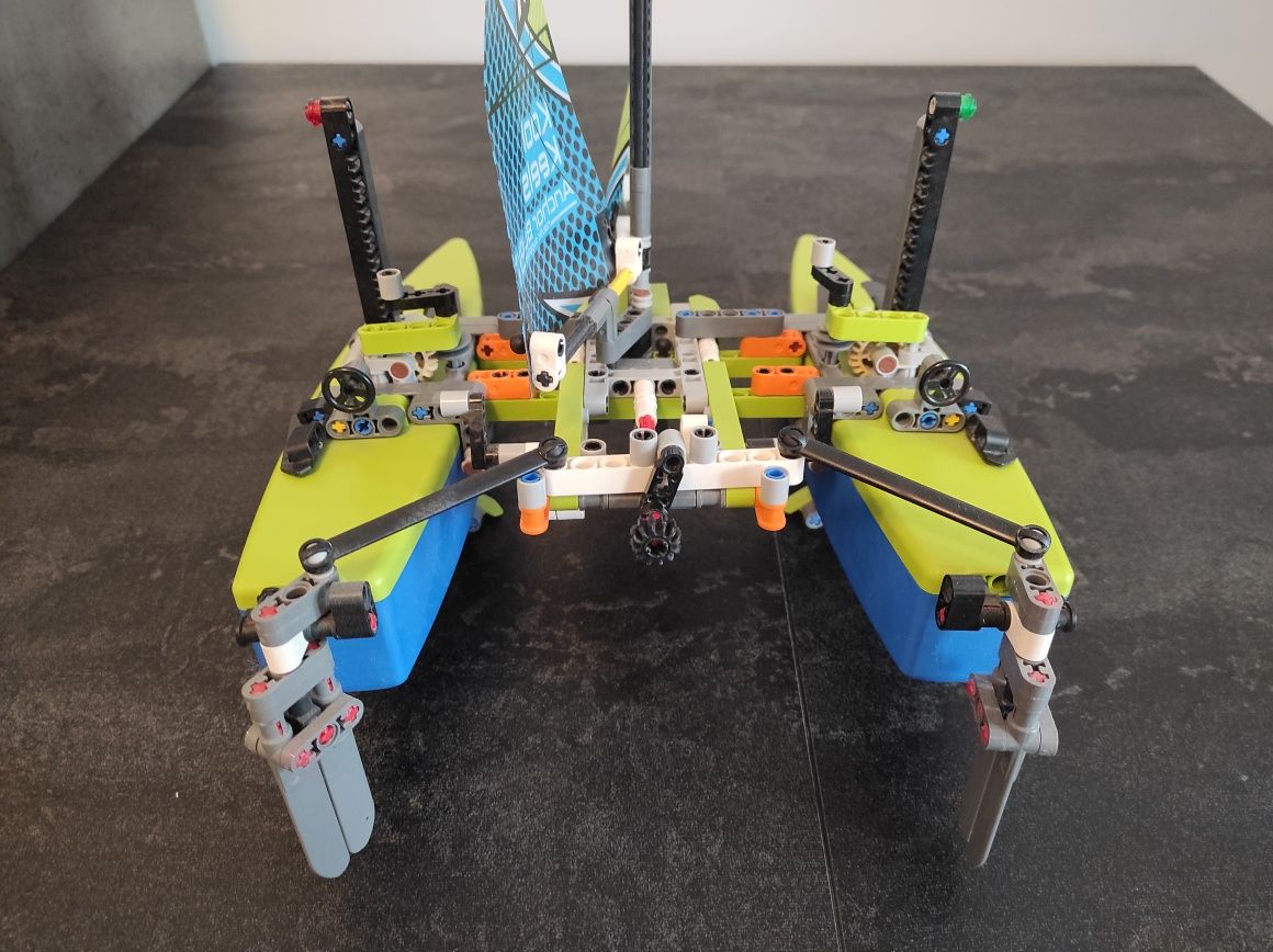 LEGO Technic 42105 Katamaran