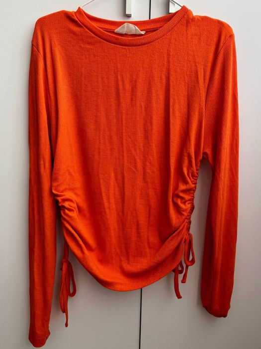Кофта яскраво-оранжевого кольору з довгими рукавами