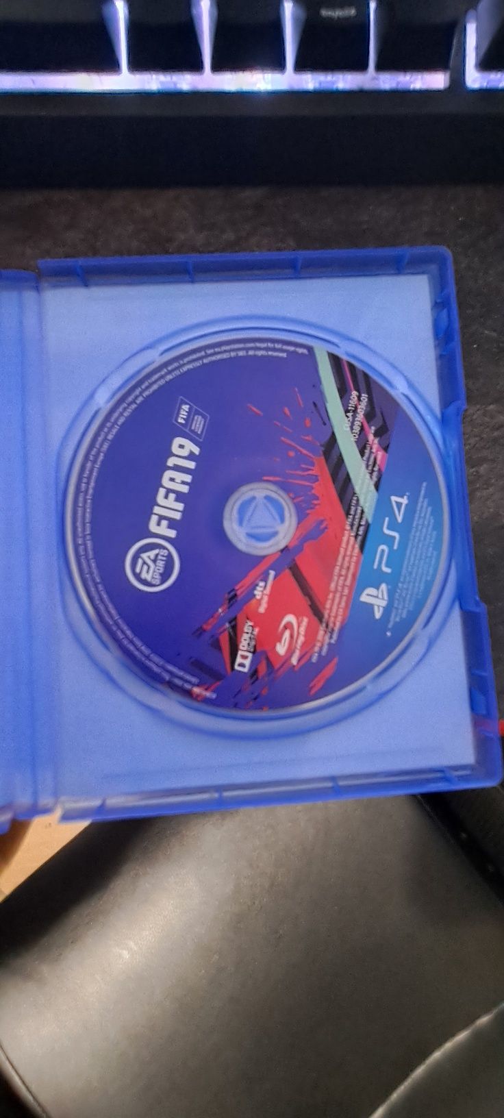 Sprzedam Fifę 19 na PS 4/ PS 4 pro  używaną z obsługą gry zdalnej