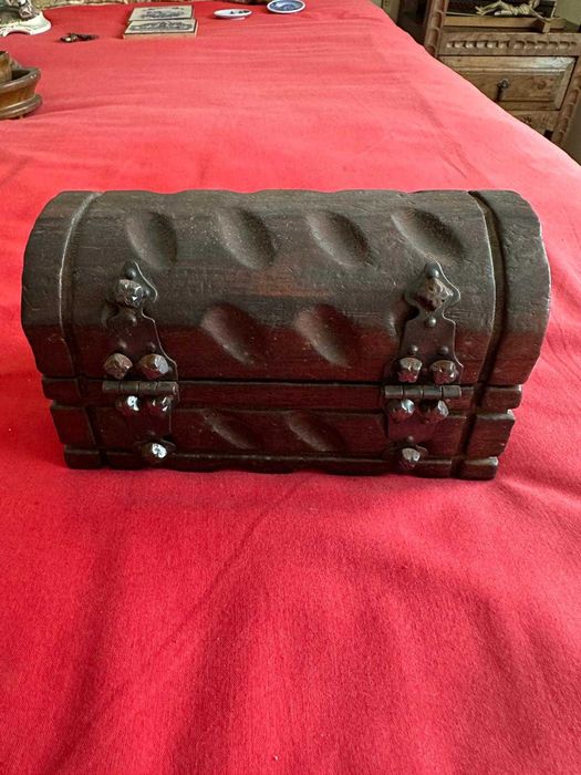 Baú em madeira de mesa