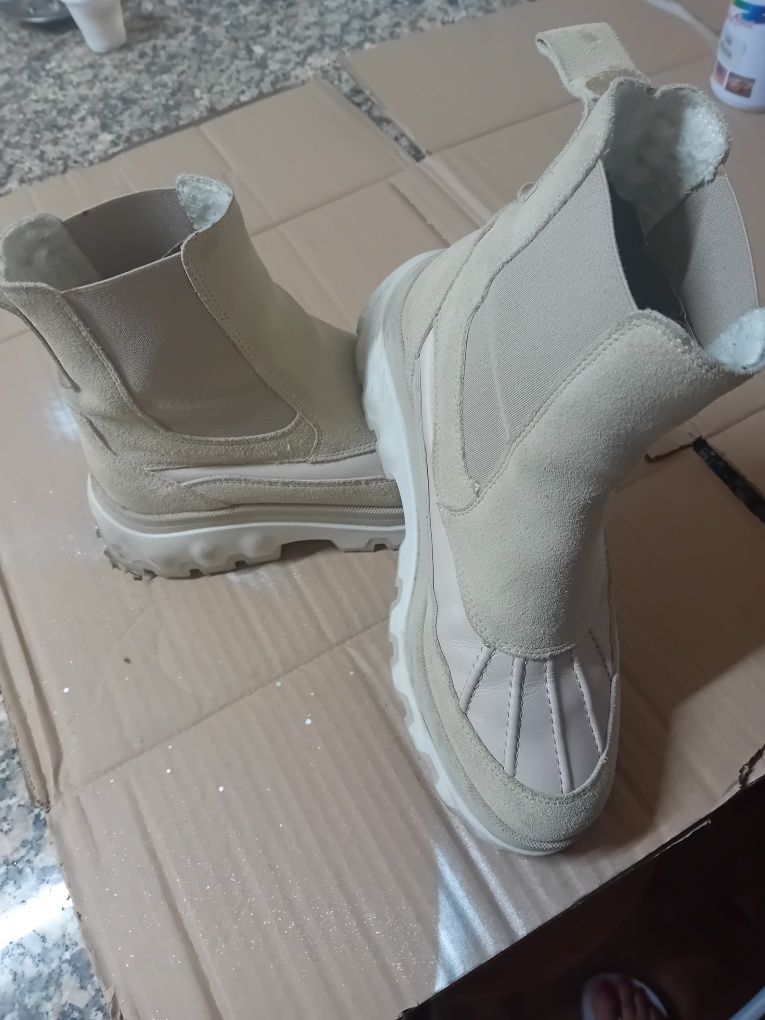Botins beje em pele