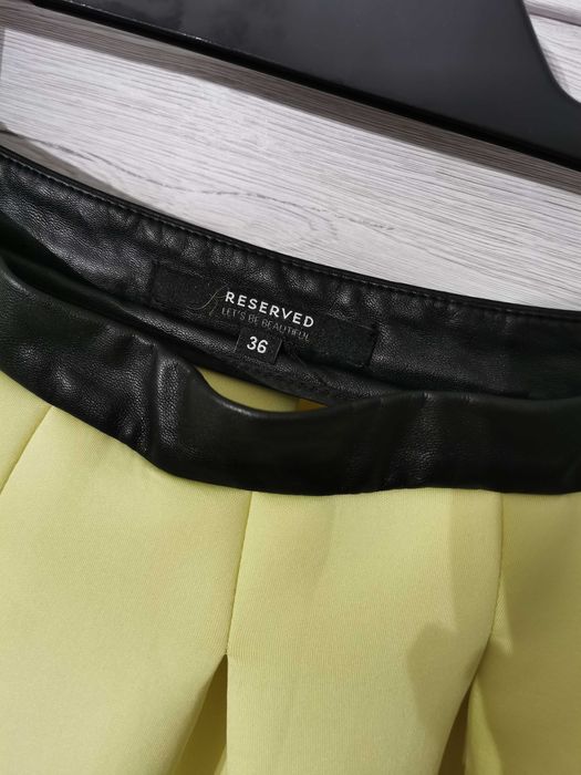 Żółta rozkloszowana spódnica neopren pianka Reserved 36