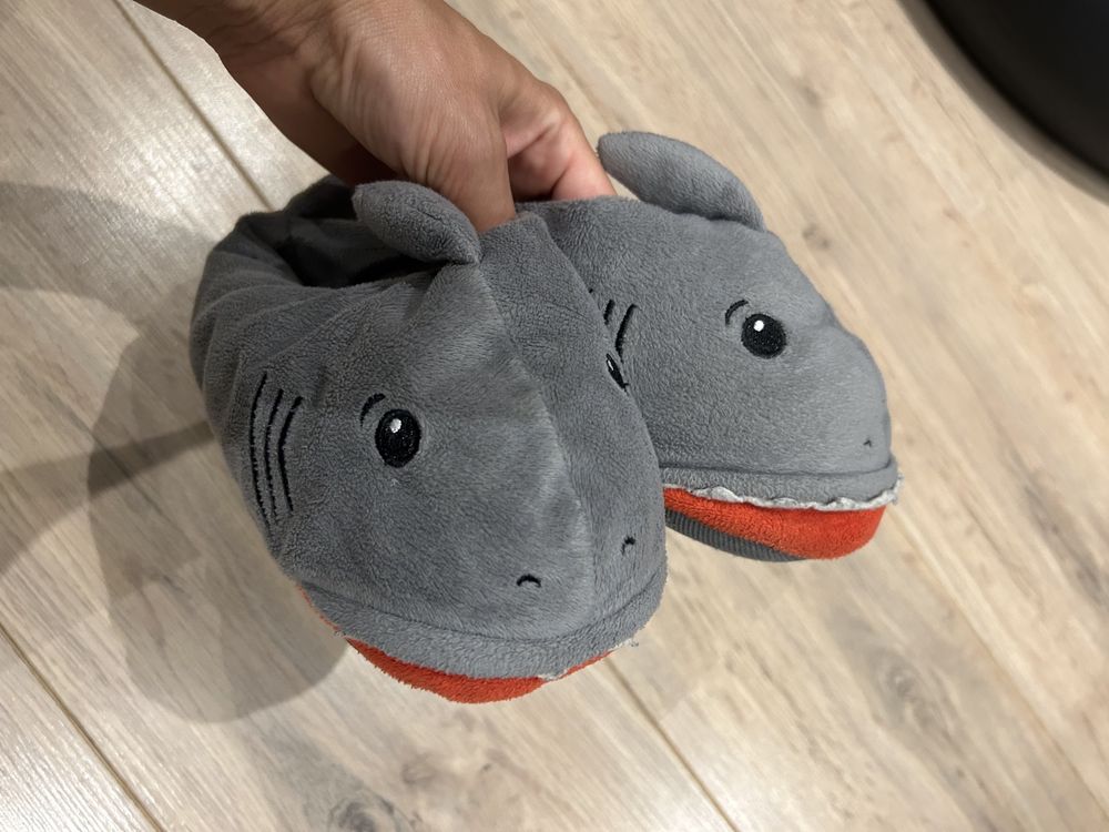 Kapcie r 28 antypoślizgowe ciepłe rekiny h&m