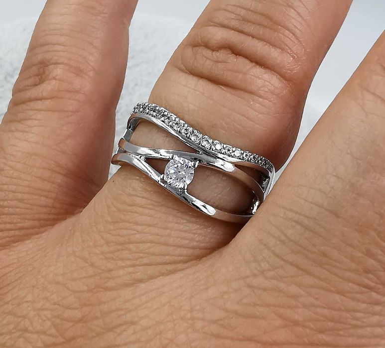 Pierścionek platynowany średnica 19 mm elegancki z cyrkoniami