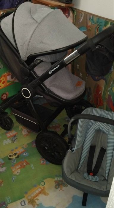 Продам детскую коляска Kinder Kraft 3 блока с автокреслом почти новая.