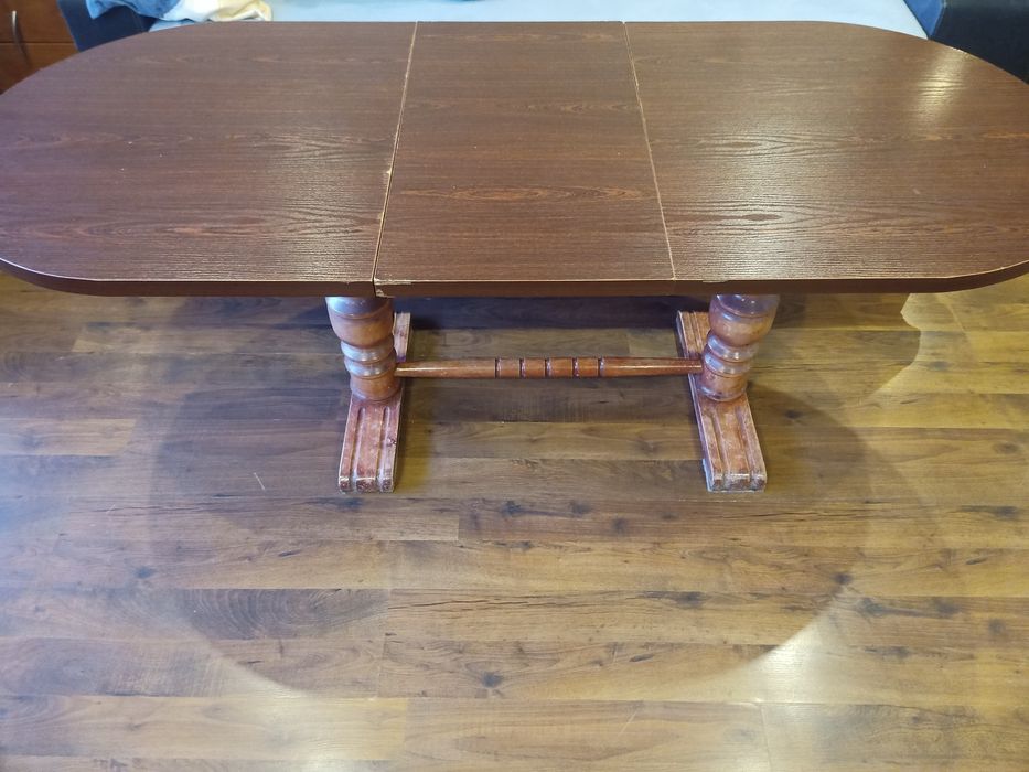 Stół z solidnymi nogami