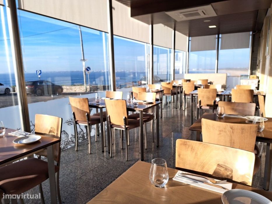 Restaurante com vista de mar e acesso direto à praia