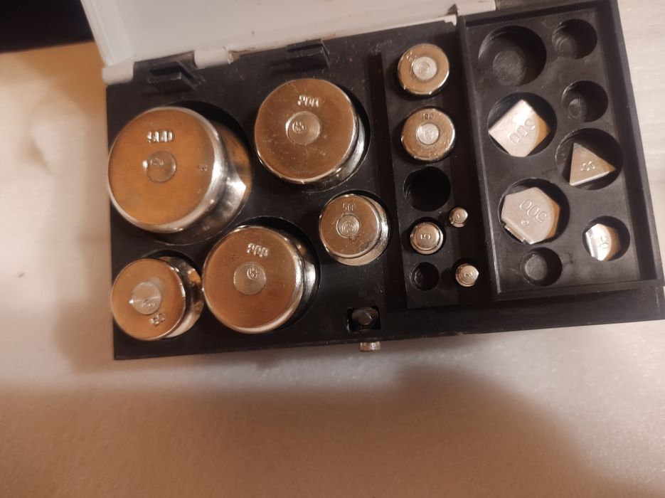 Stare odważniki do wagi laboratoryjnej