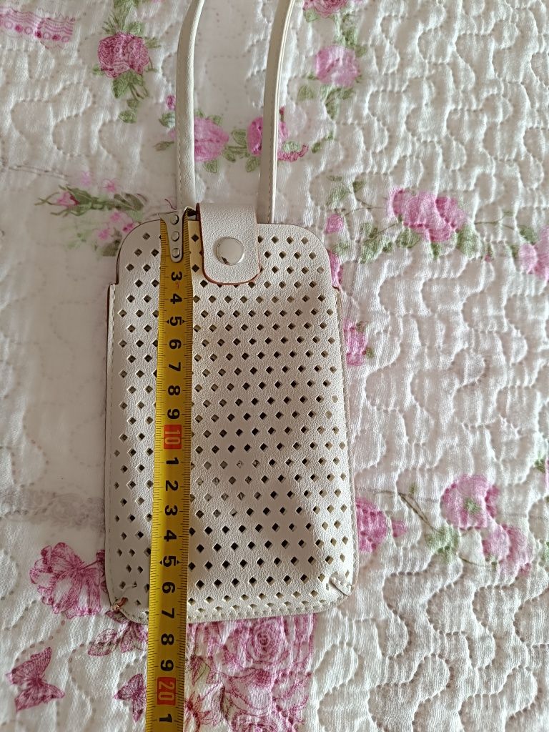 Duas carteiras tiracolo por 4€.