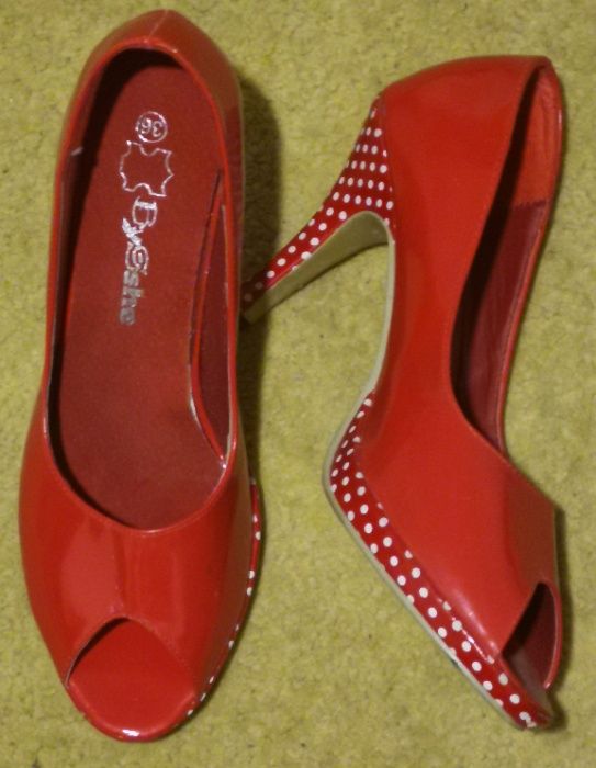 Sapatos vermelhos de tacão