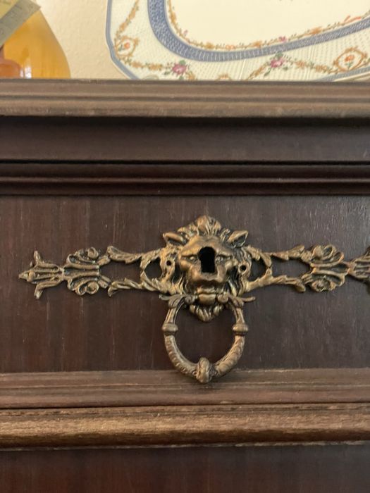 Aparador antigo em madeira maciça com detalhes em bronze