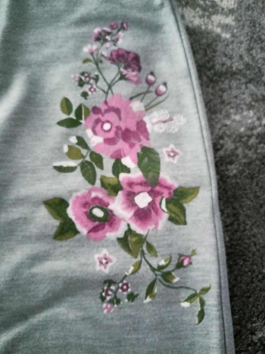 Szara spódnica z kwiatami
