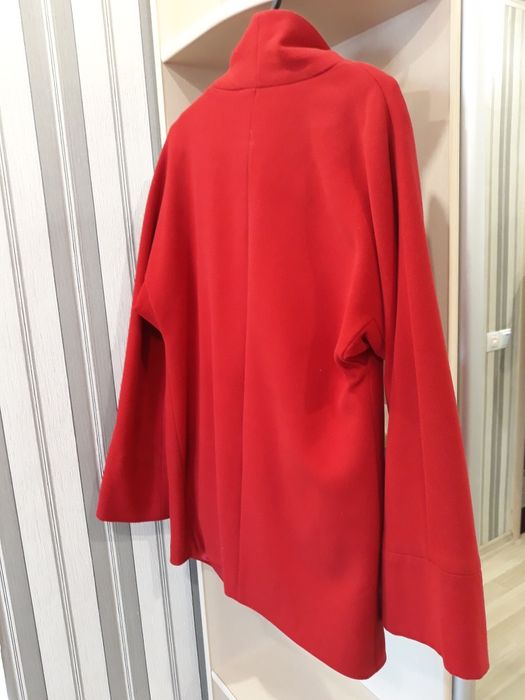 Продам красное  пальто