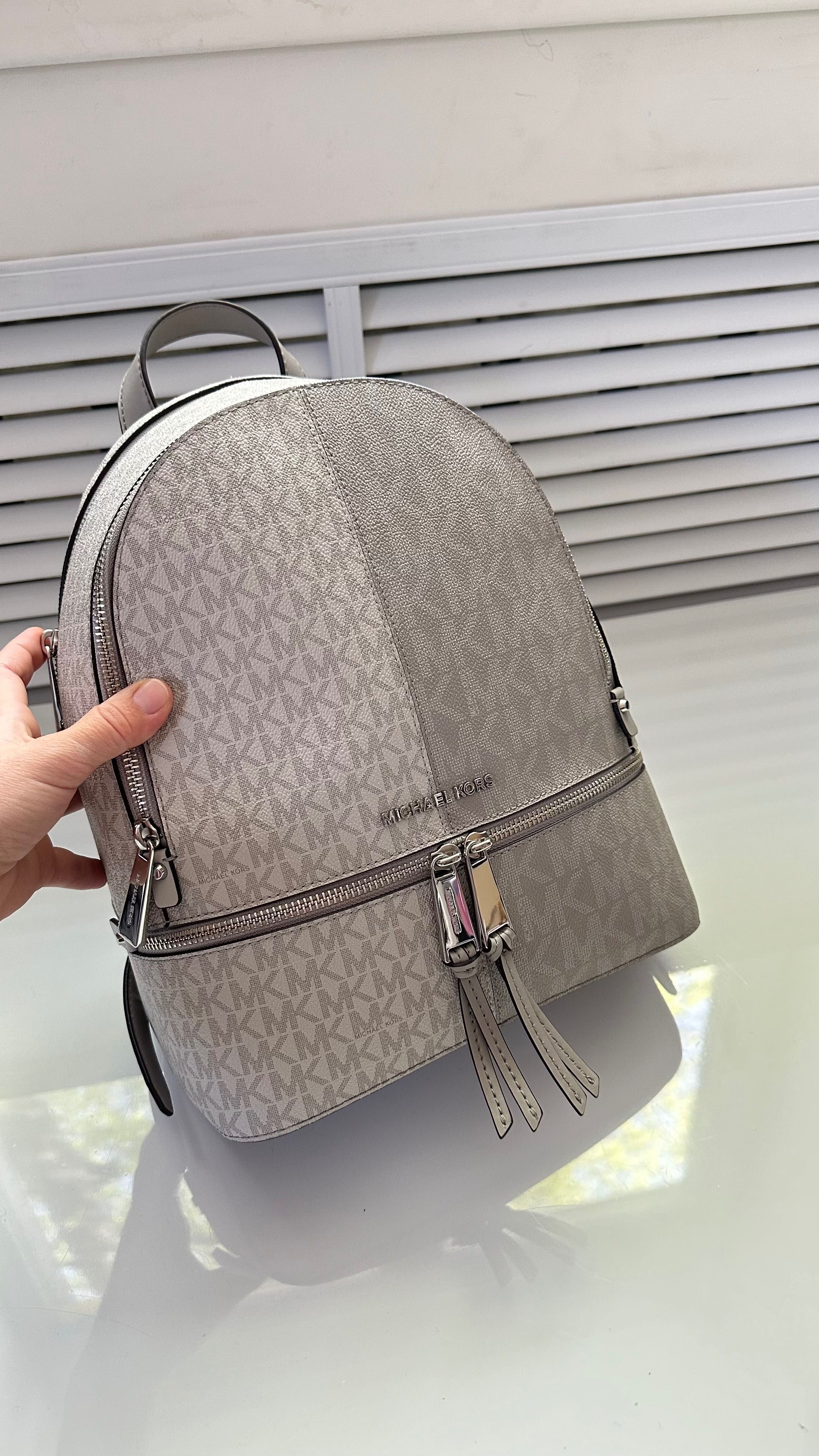 Світлий рюкзак Rhea Medium Logo backpack Michael Kors
