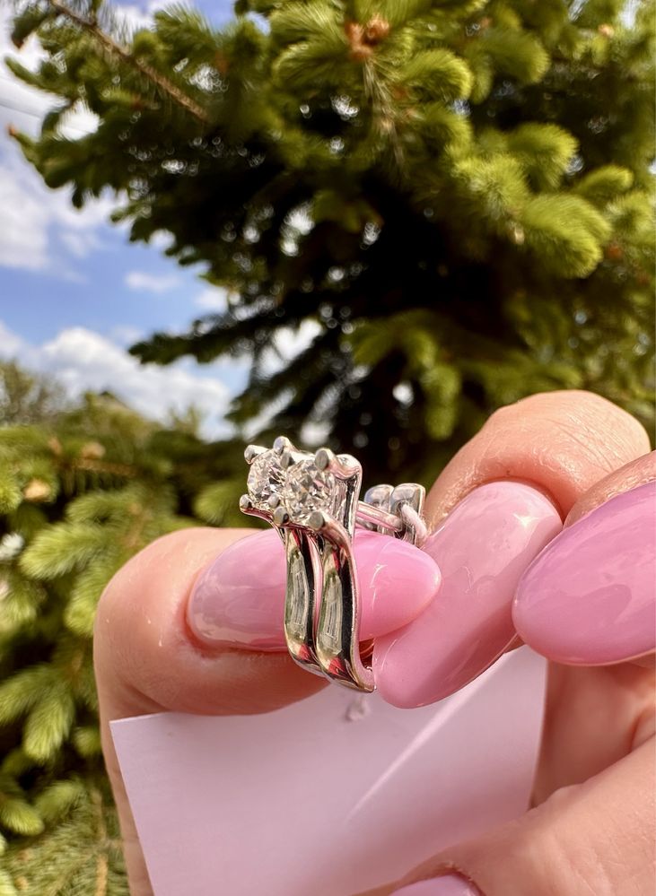 Золоті сережки з діамантами,750 проба,с бриллиантами,4,7 грам,0.50 ct