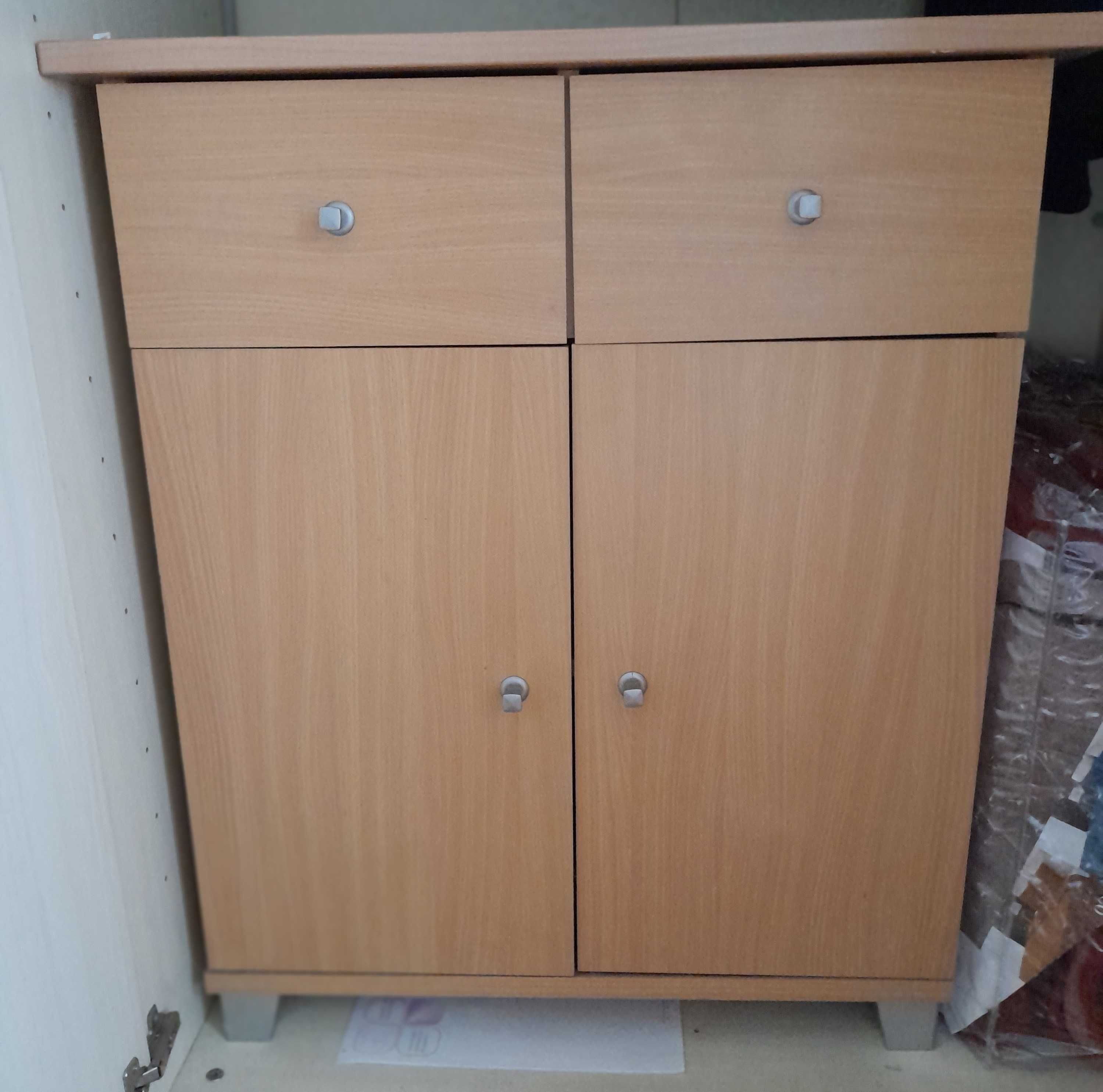 Móvel com portas e gavetas