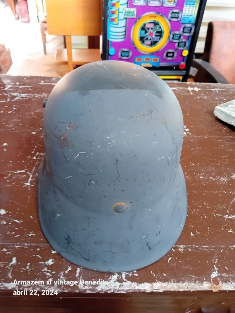 Um capacete militar estilo alemã