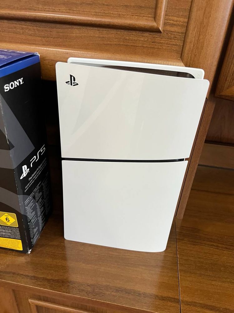 Продаю приставку PlayStation 5 Slim 1tb в ідеальному стані
