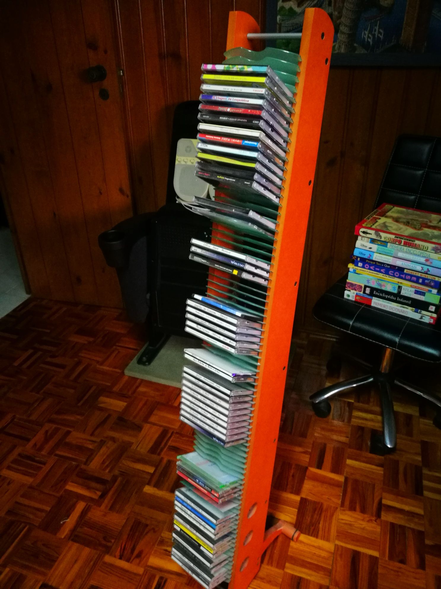 Arrumação de CDs em madeira
