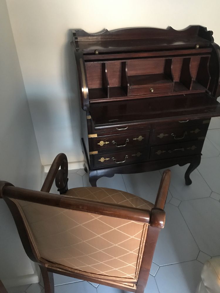 Secretaria com cadeira