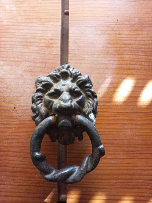 Batente de porta antigo em ferro
