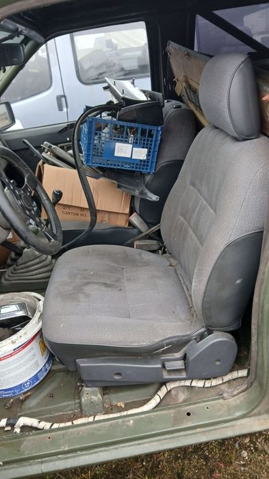 Nissan Terrano fotele przednie szara skóra.