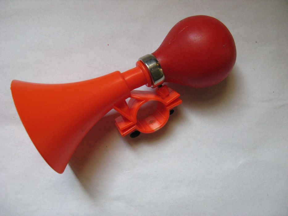 Trąbka wydaje dźwięk , uszkodzone mocowanie