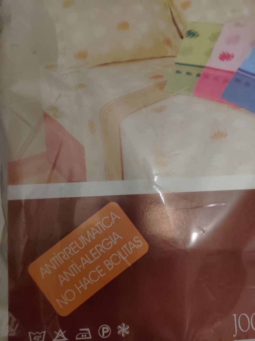 Lençóis em malha polar ainda na saca de origem. Hy
