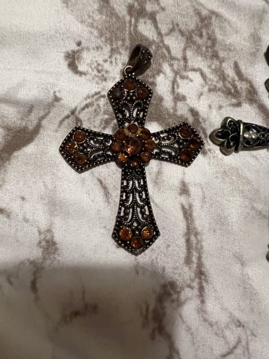 Pingentes vários de crucifixos