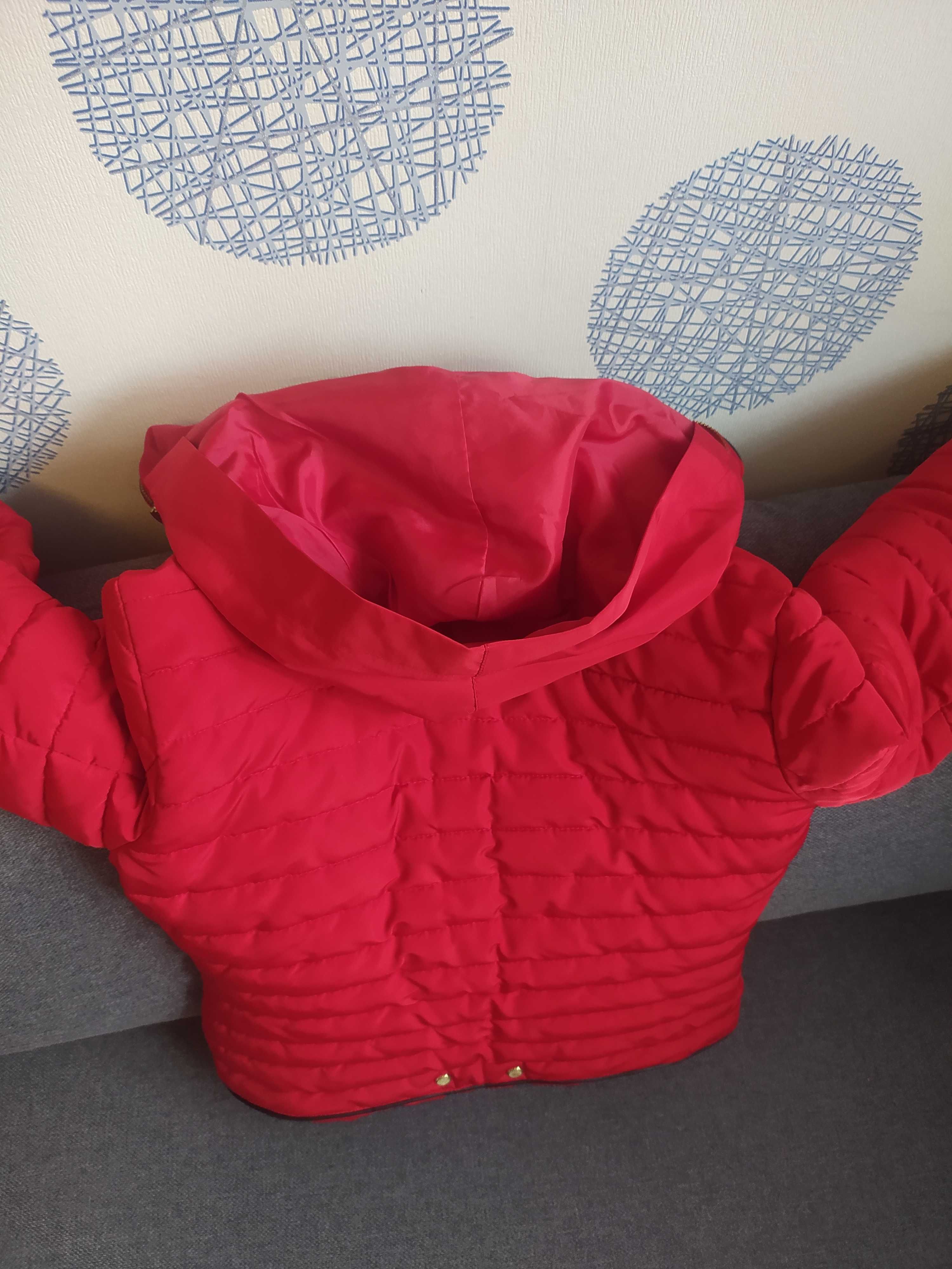 Зимова куртка червоного кольору